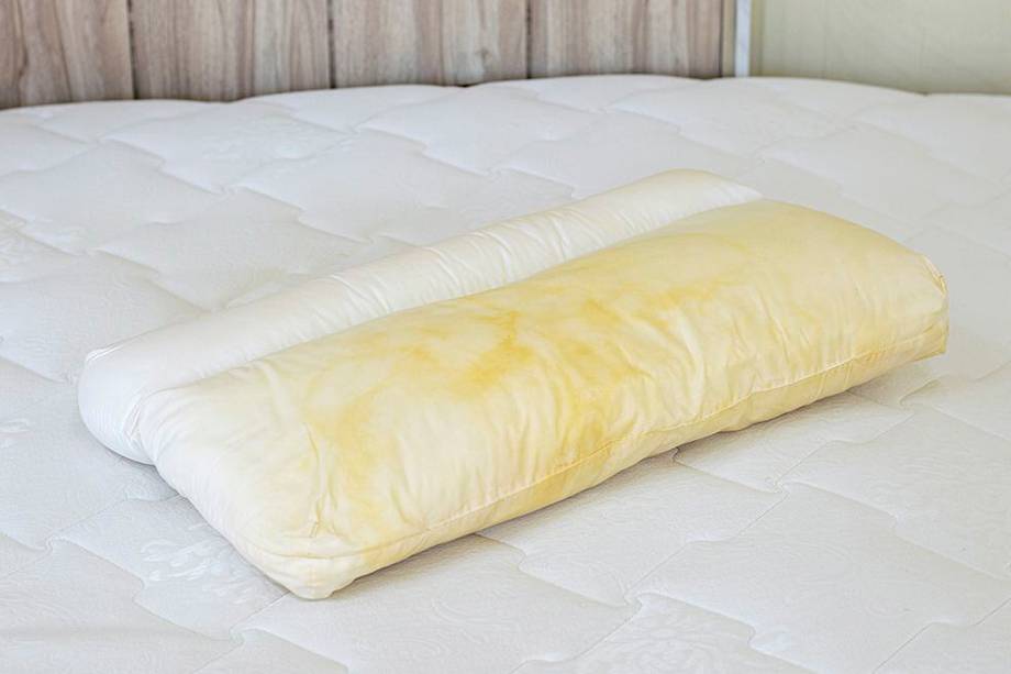 Las almohadas amarillas pueden evitarse con un correcto lavado y secado.