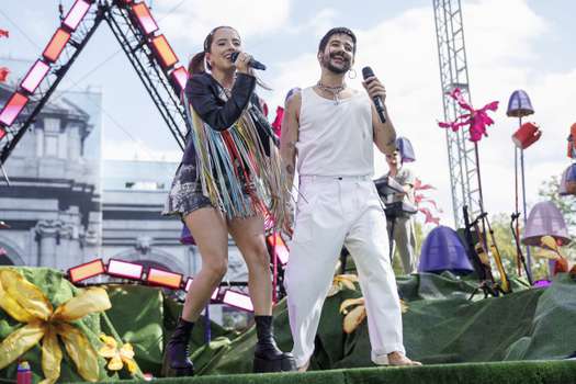 MADRID, 09/10/2022.- El músico colombiano Camilo y su mujer la también cantante Eva Luna durante su concierto en la puerta de Alcalá en Madrid. EFE/Rodrigo Jiménez
