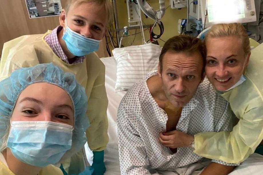 El opositor ruso, Alexéi Navalny, publicó una foto desde el hospital alemán donde fue tratado por envenenamiento.
