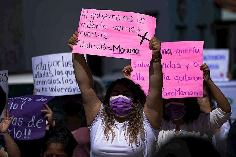 Más de 300 personas marcharon hoy en el municipio de San Cristóbal de las casas, en el estado de Chiapas, en el sureste mexicano, para exigir justicia por el feminicidio de la médica Mariana Sánchez, quien apareció ahorcada tras interponer una denuncia por abuso sexual que las autoridades ignoraron.