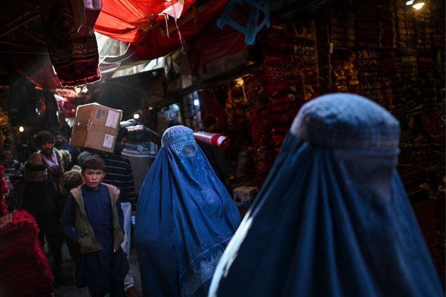Los talibanes les han prohibido a las niñas asistir a la escuela en la mayoría de las provincias y a las mujeres trabajar.