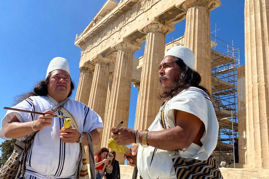 Los líderes de la comunidad arhuaca de Colombia, Noel Torres Izquierdo (i), y Luis Salcedo, frente al templo del Partenón en la Acrópolis de Atenas, en el marco de su visita con otros tres miembros de su comunidad en la capital griega. 
