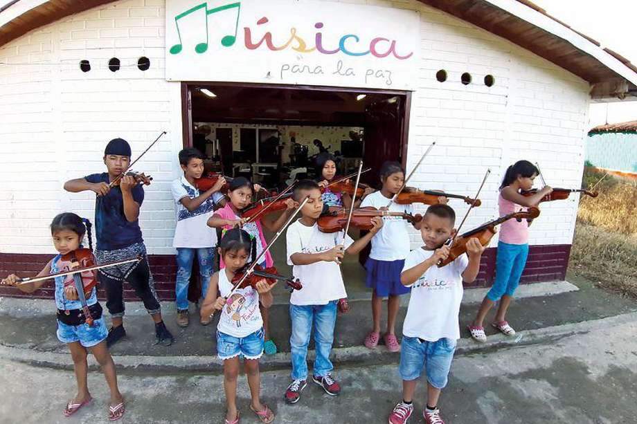 La edad de los niños y jóvenes que componen la Filarmónica Emberá Chamí, en Valparaíso (Antioquia), oscila entre los 6 y los 18 años. Muchos de ellos también toman talleres de canto. / Fundación Pasión y Corazón.