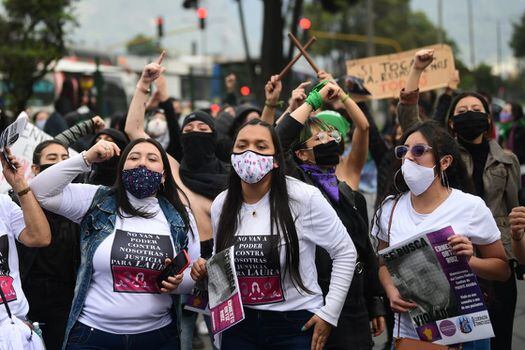 Mujeres convocaron un plantón frente al Sanitas de Puente Aranda. El agresor ya estaría en custodia policial.