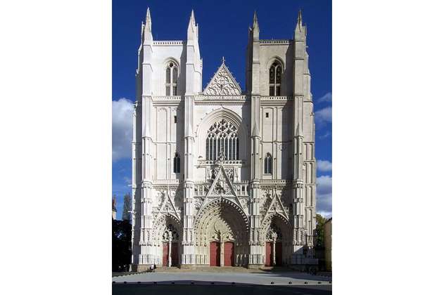 El autor del incendio de la catedral de Nantes confesó ante un juez