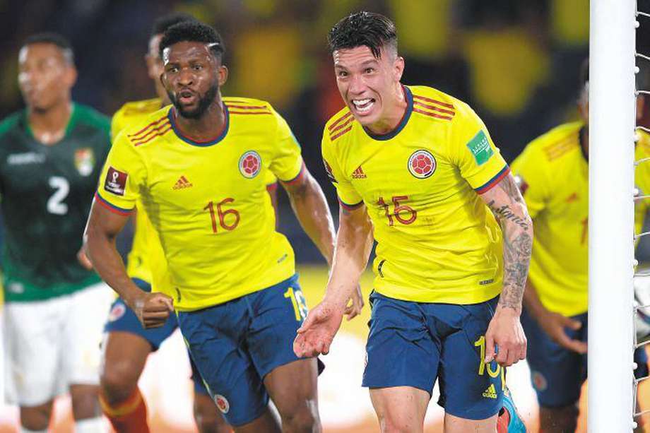 Matheus Uribe (der.) festeja el gol que anotó el jueves en el triunfo de la selección colombiana sobre Bolivia.