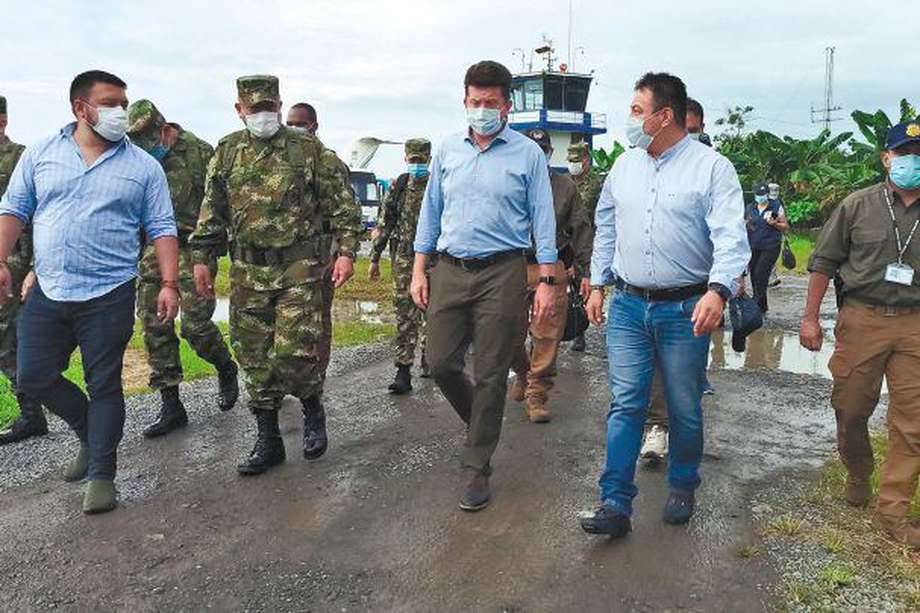 El ministro de Defensa, Diego Molano, y el gobernador Jhon Rojas hicieron un consejo de seguridad en la zona. / Mindefensa
