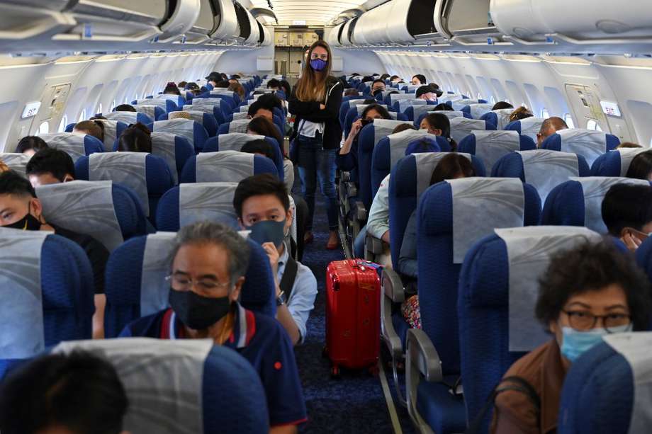 Dos pasajeros se contagiaron después de volar con un grupo de turistas que habían tenido contacto con personas positivas para coronavirus.