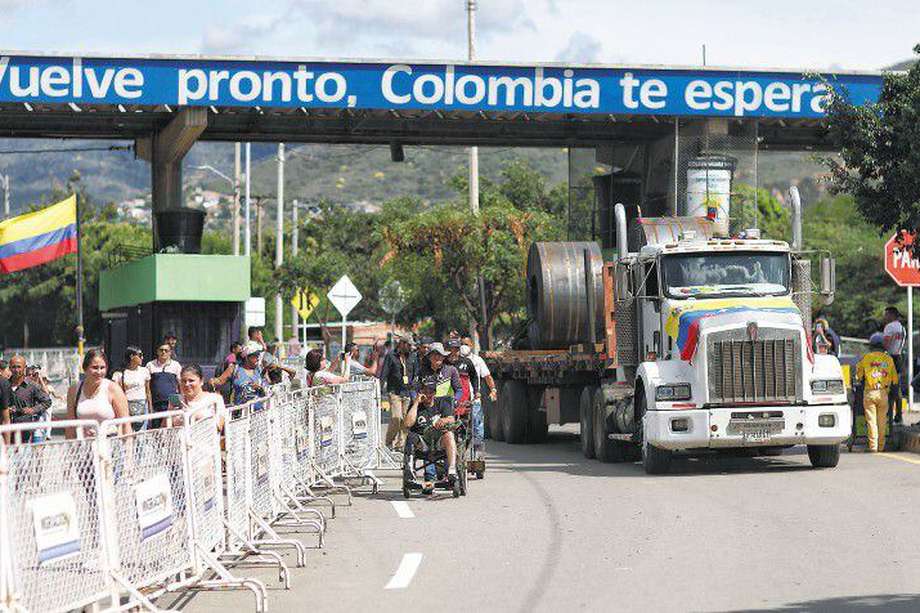 Este lunes transitaron nuevamente los camiones con carga por los puentes Simón Bolívar y Francisco de Paula Santander. / Jose Vargas