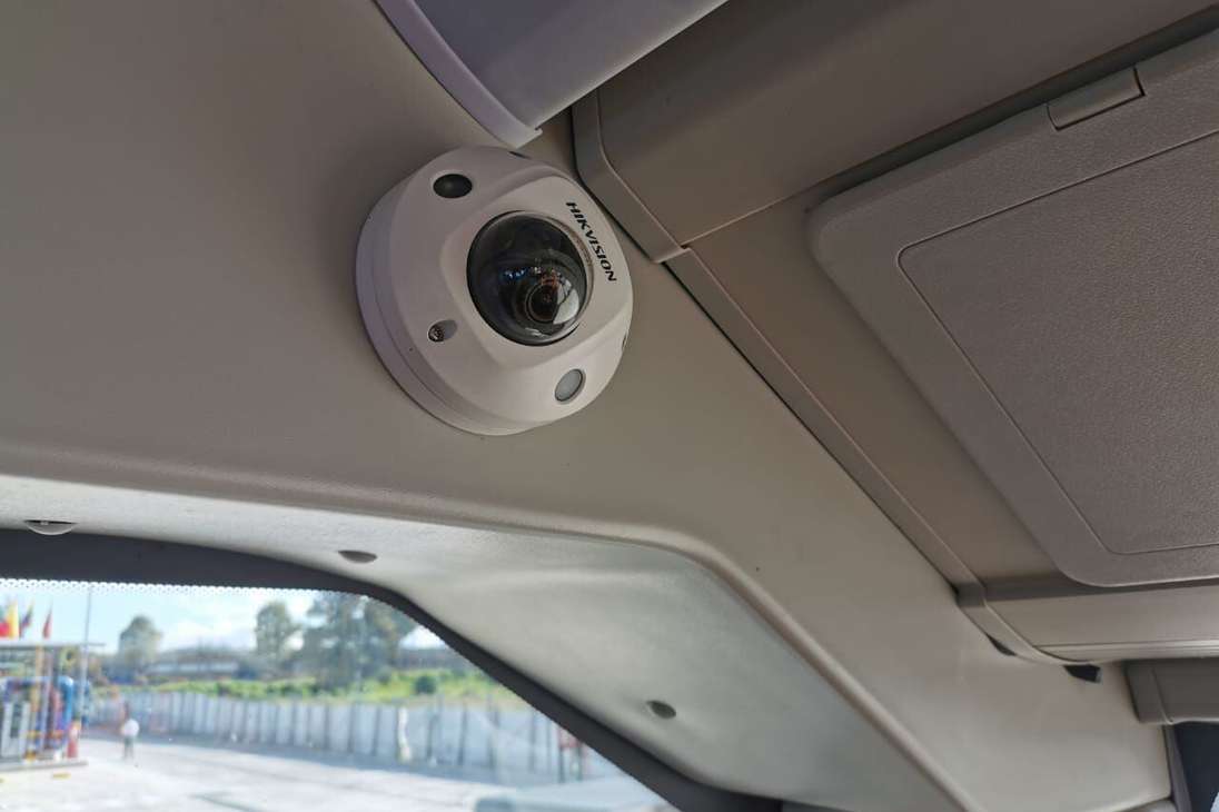 Los buses cuentan con una cámara inteligente que detecta los comportamientos del
operador y un sistema para alerta de emergencias que activa la transmisión en
tiempo real de video al centro de control.