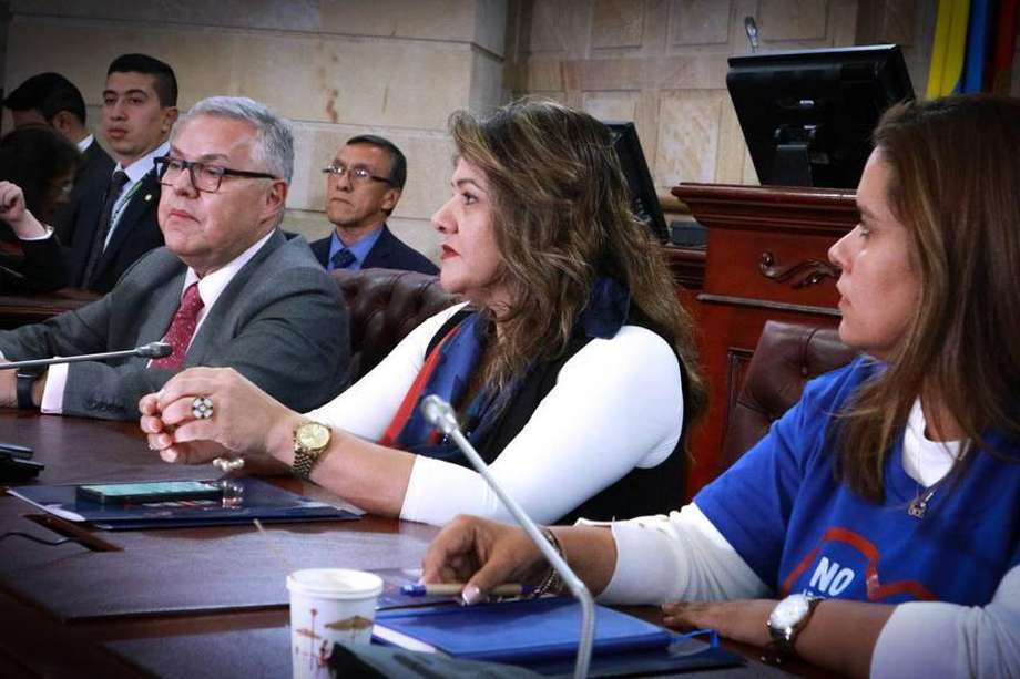 A la audiencia fue citado el ministro Néstor Osuna por iniciativa de las senadoras Lorena Ríos (Colombia Justa Libres), Karina Espinosa (Partido Liberal) y Soledad Tamayo (Partido Conservador).