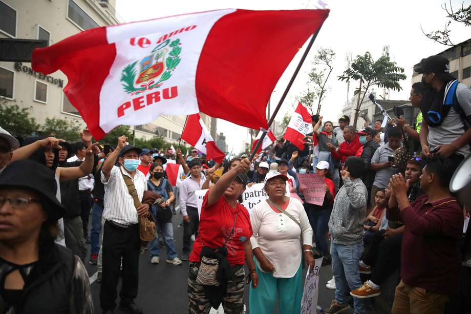Cientos de manifestantes a favor de Pedro Castillo y en contra del Congreso, se manifiestan en las calles del centro, en Lima (Perú). 