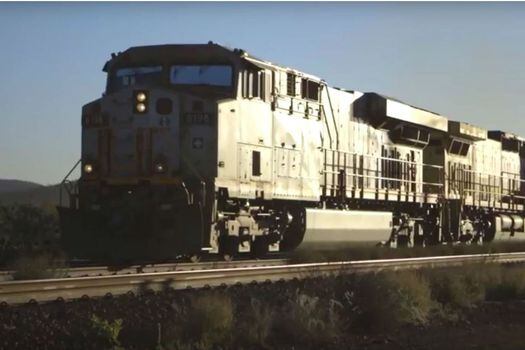 El tren autónomo consta de tres locomotoras y transporta alrededor de 28.000 toneladas de mineral de hierro. / YOUTUBE/ RIOTINTO