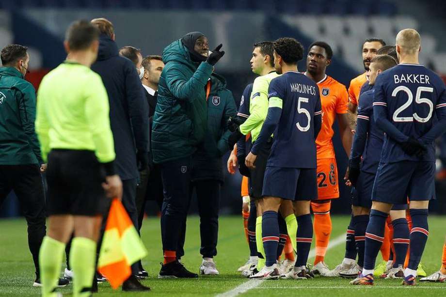 Achille Webo, jugador del Basaksehir, fue víctima de racismo por el cuarto árbitro en el partido de la sexta jornada de la Champions League contra el PSG.