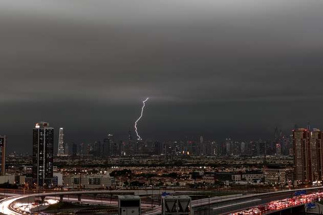 Crisis por lluvias afecta aeropuerto de Dubái, el segundo de más tráfico del mundo