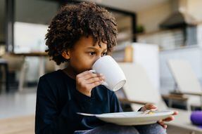 ¿Los niños pueden tomar café? Razones para limitar su consumo hasta los 12 años