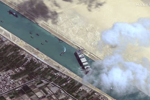Canal del Suez: comienza la reorientación de buque encallado para desbloquear el paso