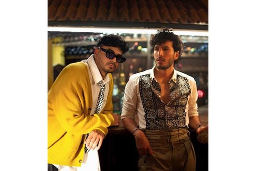 Fotografía cedida por Amazon Prime en la que aparecen Sebastián Yatra (d) junto a Álvaro Díaz (i) durante una sesión de fotos promocional por su nueva canción “A dónde van”.