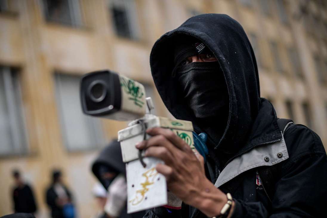 La Secretaría de Gobierno de Bogotá reportó acciones contra establecimientos de comercio y vandalización de bancos y cajeros por parte de algunos manifestantes.