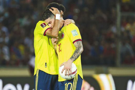 Luis Díaz, la figura de la selección de Colombia en los últimos tiempos, consuela a James Rodríguez (der.), tras la eliminación del Mundial de Catar. / EFE