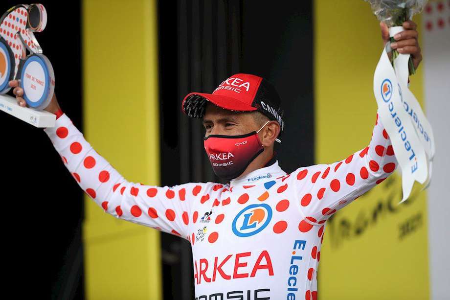 El ciclista boyacense en el podio con la camiseta de pepas rojas.
