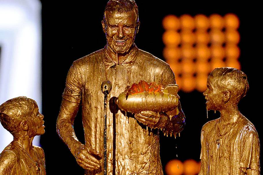 David Beckham y sus hijos se ‘bañaron en oro’