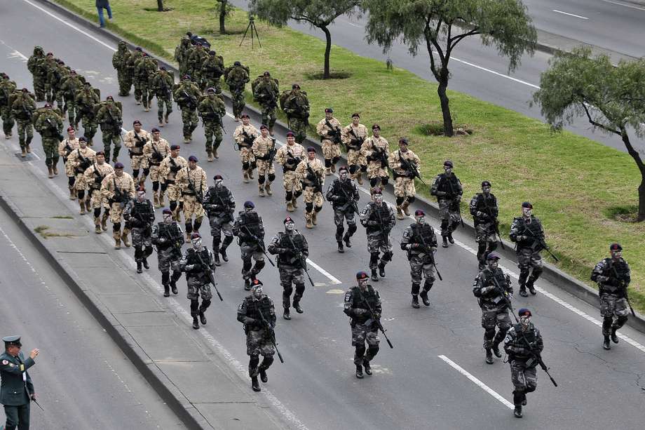 Desfile de las fuerzas militares de Colombia en la AV 68 de Bogotá durante la conmemoración del 20 de Julio