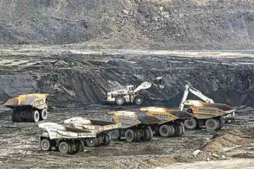 Cerrejón implementa plan de reducción de su nómina, agravando la crisis en las mineras del carbón.