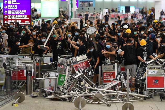 Manifestantes de Hong Kong piden perdón por paralizar el aeropuerto