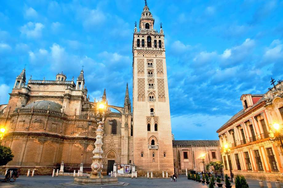 Imagen del campanario de La GIralda, en Sevilla, España, uno de los puntos de referencia de la ciudad.