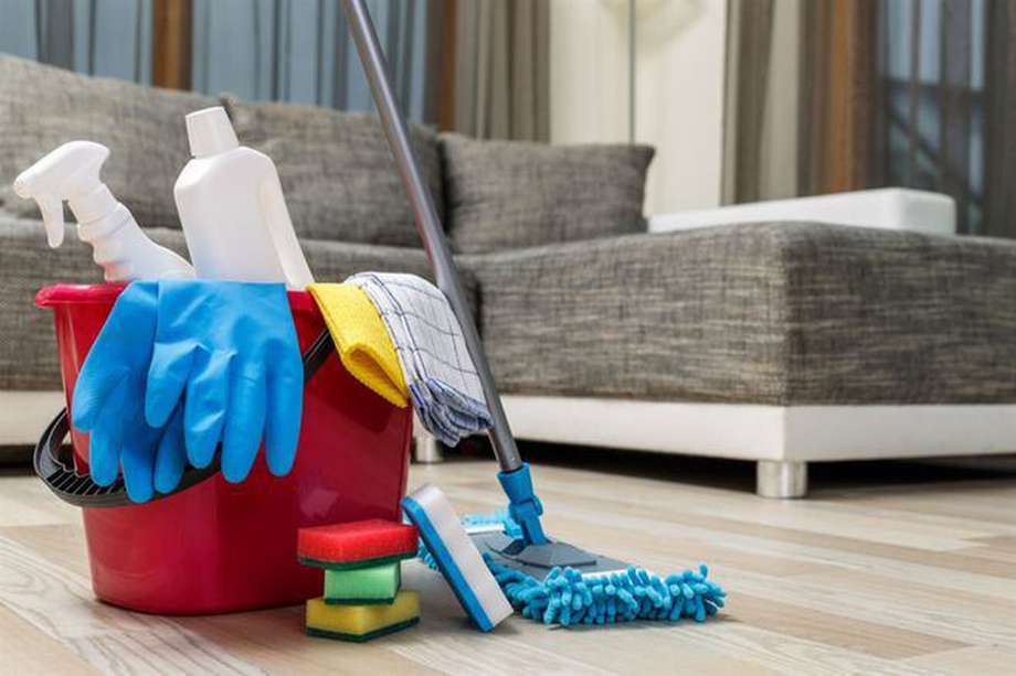 El hogar deberá mantenerse ventilado y asegurarse la limpieza y desinfección de áreas, superficies y objetos de uso frecuente.