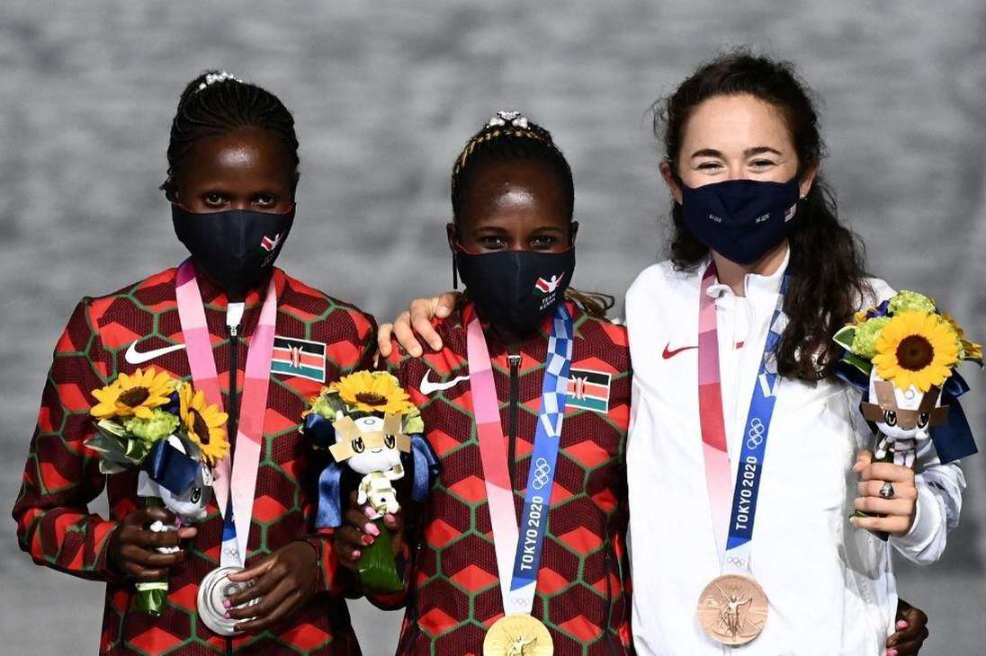 Por primera vez en la clausura de unos Juegos Olímpicos, en la ceremonia de la victoria, evento que celebra el podio del maratón, participaron mujeres y hombres. De izquierda a derecha: Brigid Kosgei (plata) de Etiopía, Peres Jepchirchir (oro) de Etiopía y Molly Seidel (bronce) de Estados Unidos.