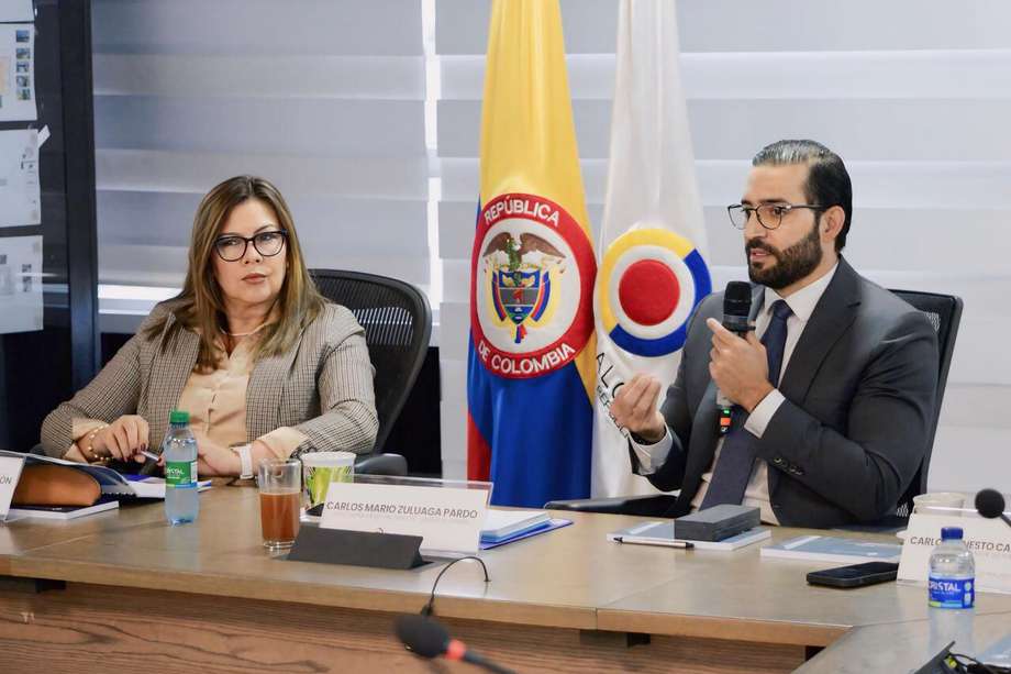 Luz Adriana Camargo, fiscal general de la nación y Carlos Mario Zuluaga, contralor encargado.
