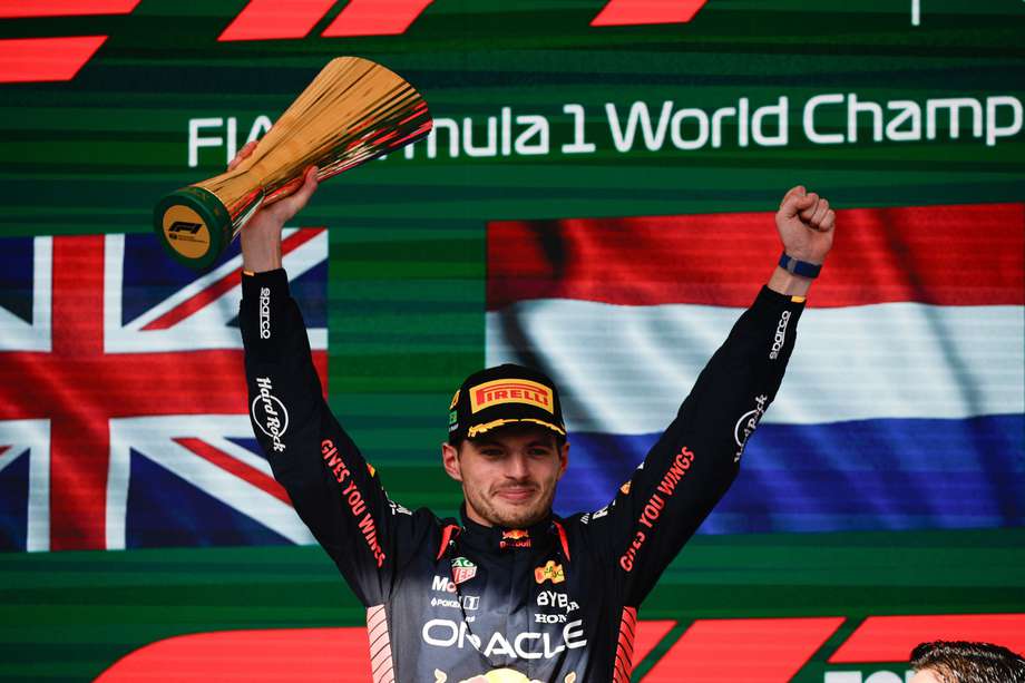 El neerlandés Max Verstappen de Red Bull Racing celebra tras ganar el Gran Premio de Brasil de Fórmula 1, en el circuito de Interlagos, en Sao Paulo (Brasil). EFE/ Isaac Fontana
