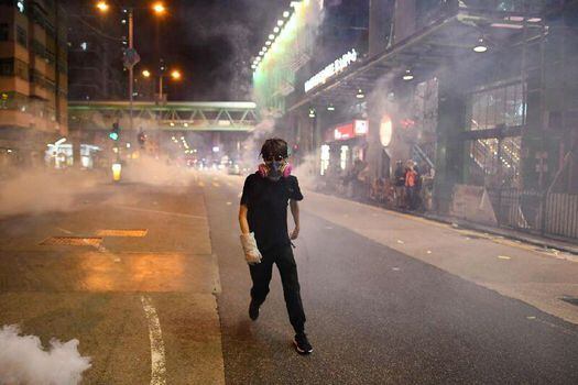 Manifestantes en las calles de Hong Kong, que cumple dos meses de protestas.  / AFP