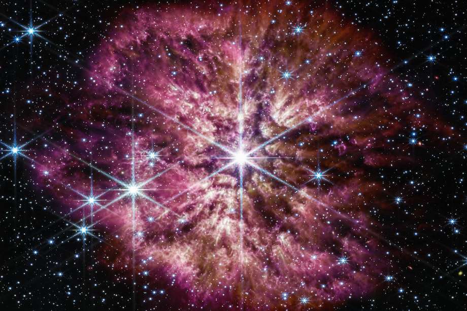  Una fuente importante de polvo cósmico podrían ser las supernovas: después de que explota la estrella moribunda, el gas sobrante se expande y se enfría para crear polvo.