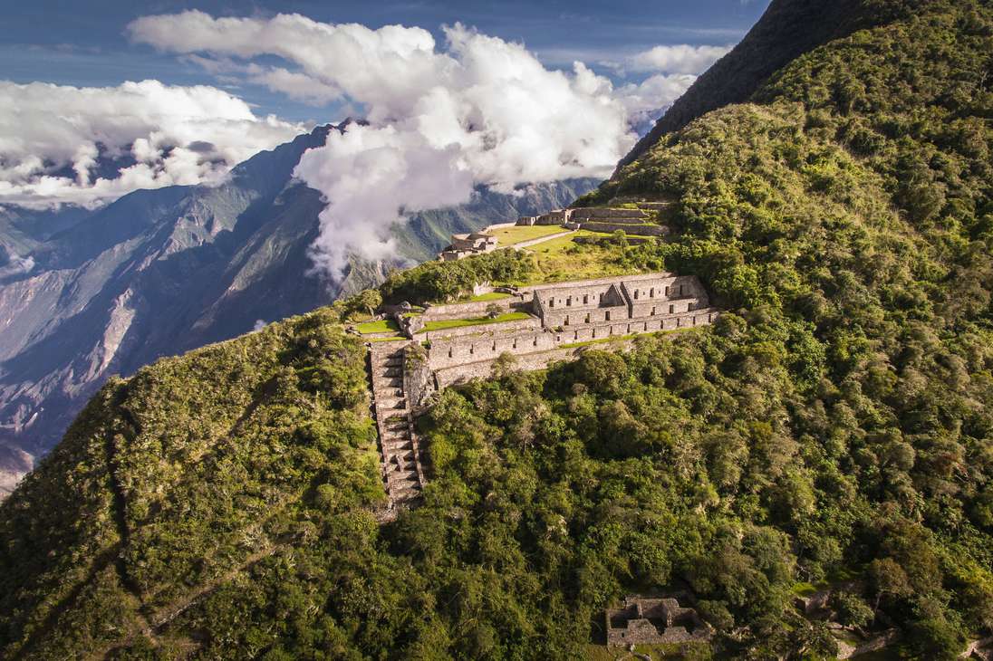 Choquequirao, Perú 
Situadas en lo alto de los Andes peruanos, las ruinas incas de Choquequirao sólo son accesibles a pie, al menos por ahora. Debido a su acceso limitado, el lugar sigue estando fuera del radar más turístico de Perú, pero merece la pena el viaje.