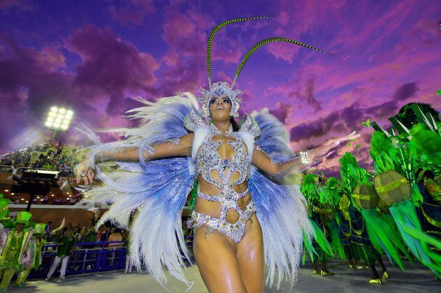 Entre brillos y colores, Río de Janeiro criticó la corrupción política en su carnaval