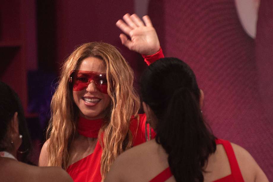 Shakira saludando en su llegada al Media Center de los Premios Juventud en Puerto Rico.