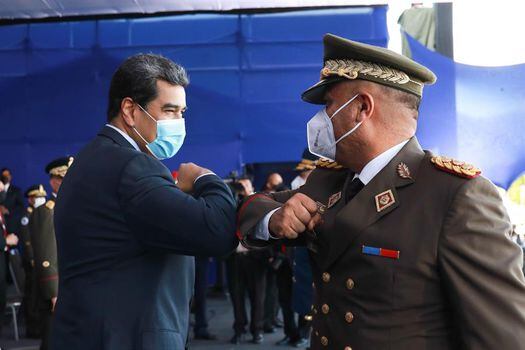 Nicolás Maduro, presidente de Venezuela, saluda a un militar durante un acto castrense en Caracas. / EFE