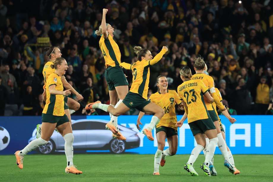 Las jugadoras de Australia celebran el solitario gol de la victoria contra Irlanda.
