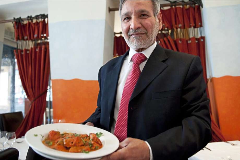 El chef escocés Ahmed Aslam Ali, que reivindicaba la paternidad del pollo tikka masala, fotografiado en su restaurante el 29 de julio de 2009