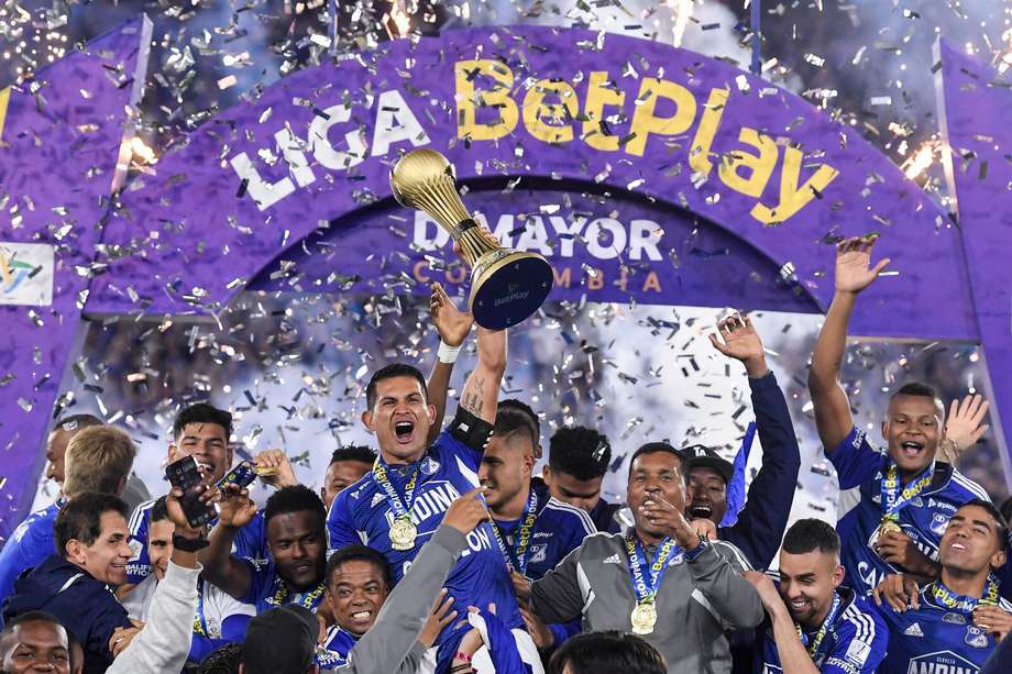 David Mackalister Silva levanta el trofeo de campeón de la Liga BetPlay.