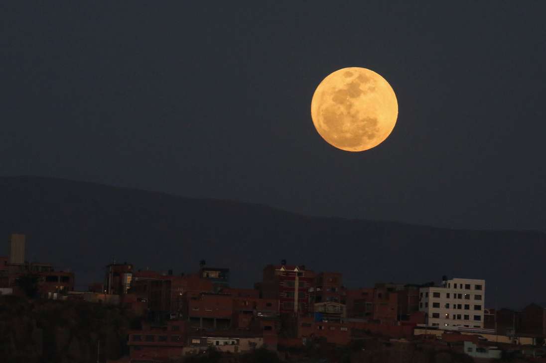 BOL01 LA PAZ (BOLIVIA) 30/08/2023.- Súper Luna vista desde una ladera hoy en la ciudad de La Paz (Bolivia). EFE/Luis Gandarillas