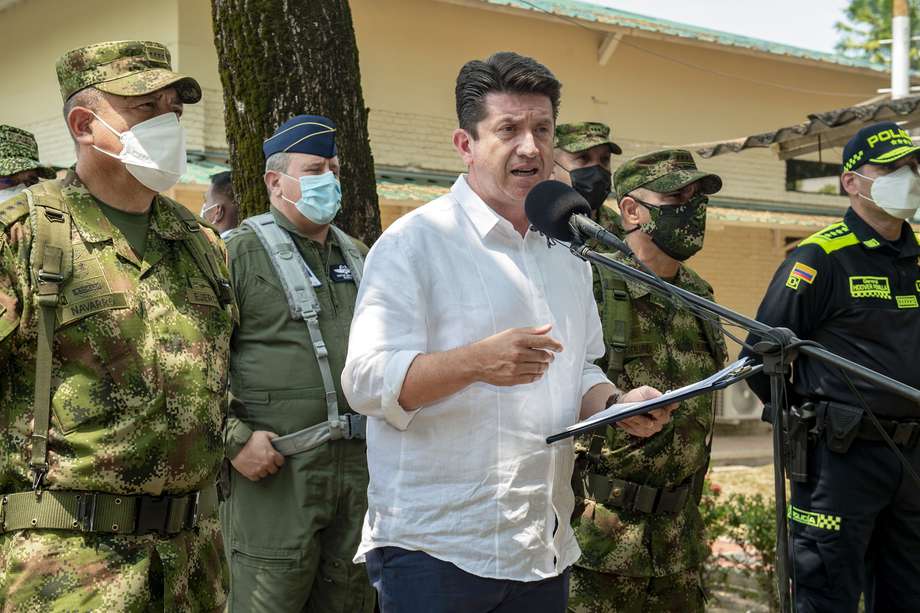 El ministro de Defensa, Diego Molano, acompañado por la cúpula militar. 