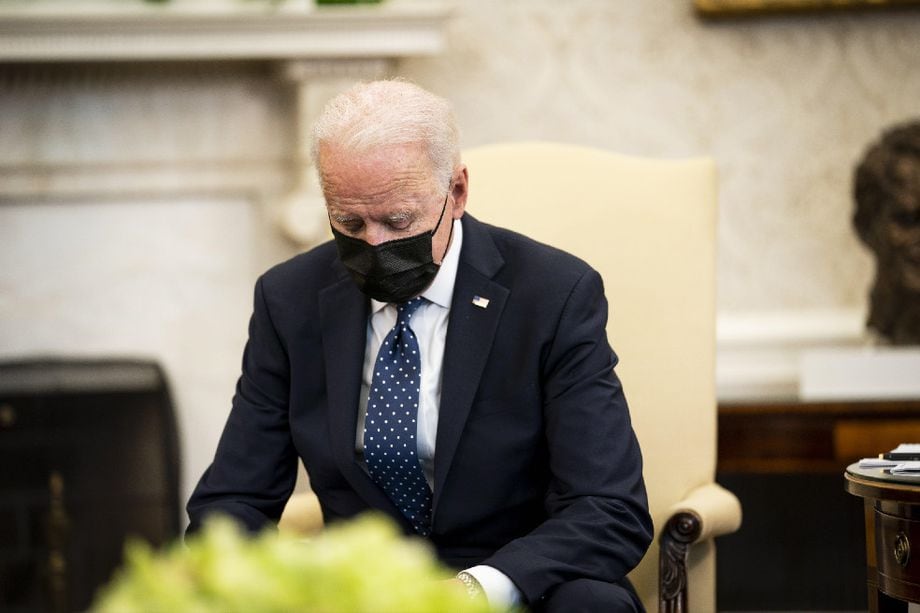 El presidente de los Estados Unidos, Joe Biden, explica su ambicioso plan de inversiones para la recuperación de la pandemia a un grupo de congresistas bipartidistas en la Oficina Oval.