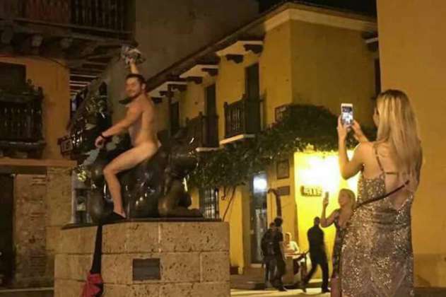 Molestia entre cartageneros por foto de turista desnudo sobre escultura de Botero