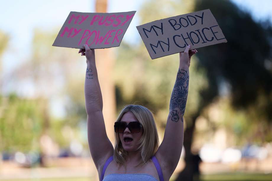 Una mujer se manifiesta por el derecho al aborto en el Capitolio del Estado de Arizona en Phoenix, Arizona, EE. UU.