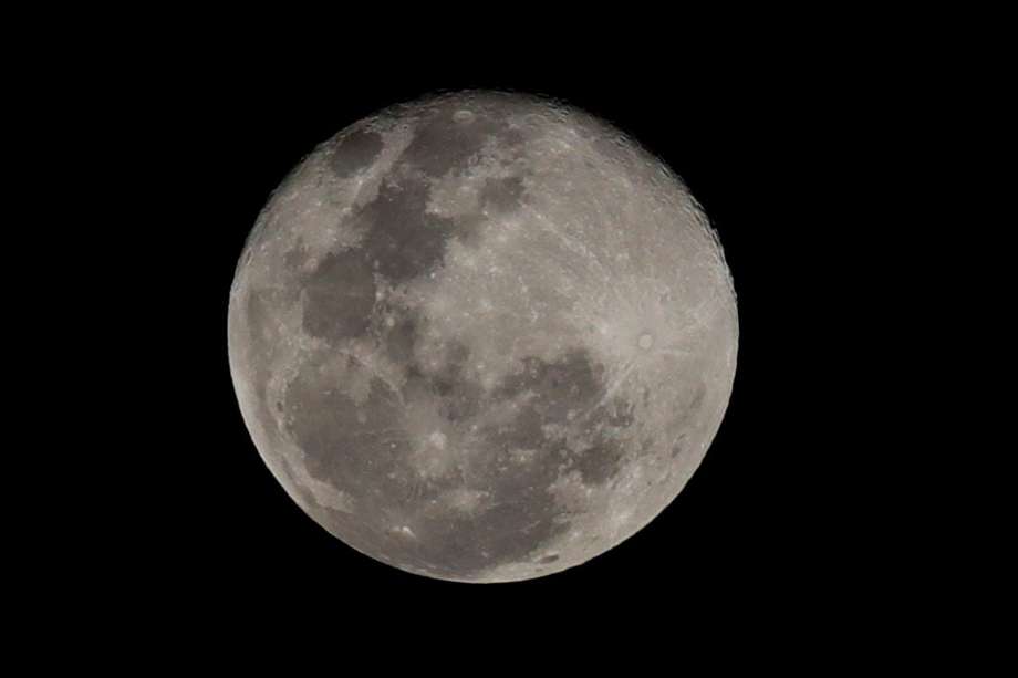 AME2670. CIUDAD DE PANAMÁ (PANAMÁ), 26/01/2024.- Fotografía de la primera luna llena de 2024 hoy, desde el puerto pesquero de Puerto Caimito en La Chorrera (Panamá). EFE/ Bienvenido Velasco
