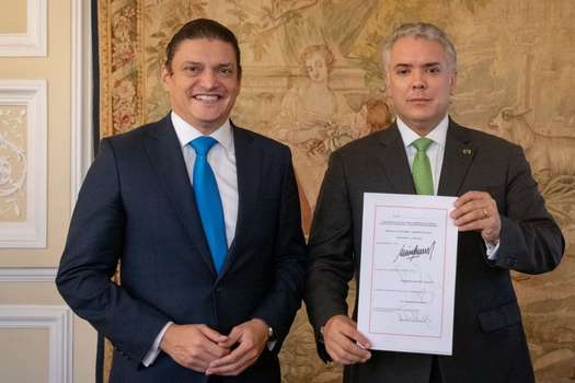 Tito Crissien, ministro de Ciencia, y presidente Iván Duque, tras sancionar la nueva ley.